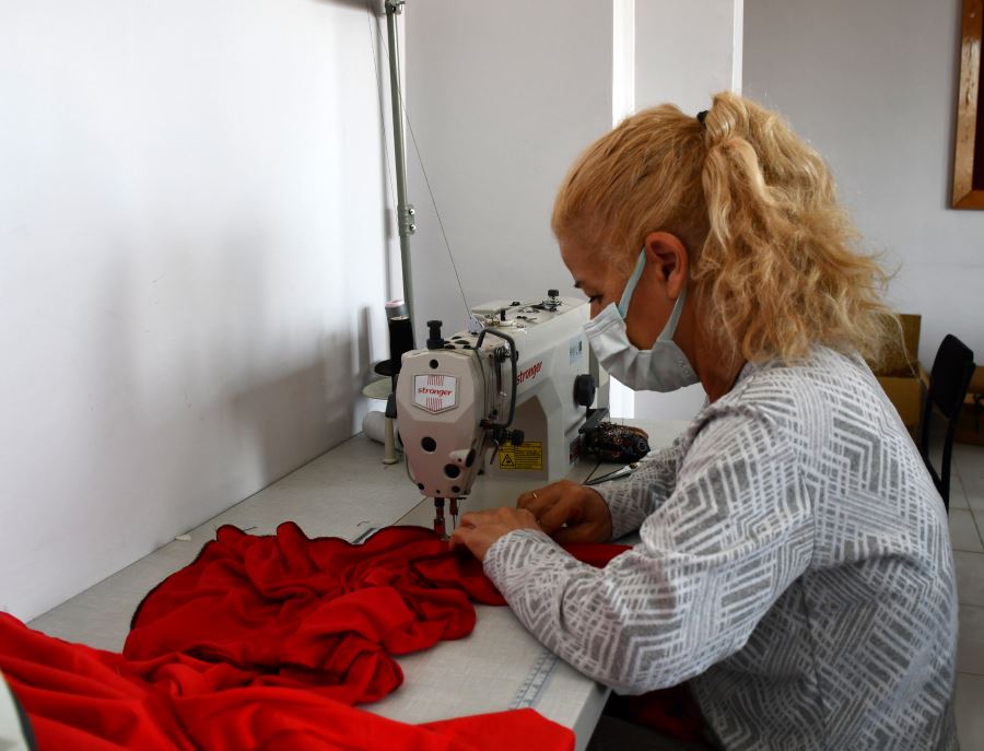 Atık Kumaşlar Bayramlık Giysilere Dönüşüyor