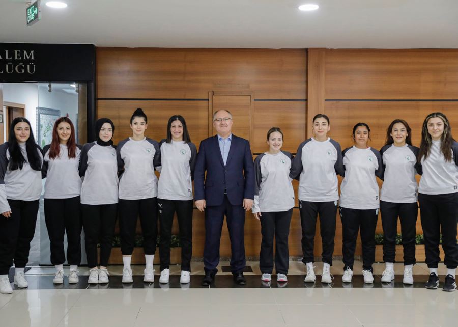 Başkan Bilgin, Hentbolcuları Tebrik Etti