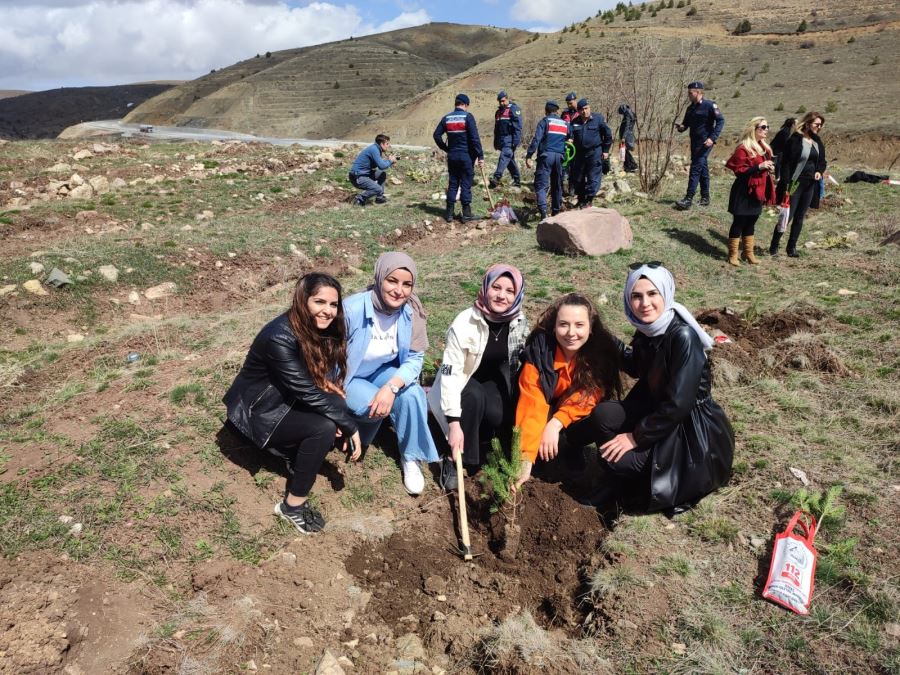 Öğrenciler Fidan Dikti