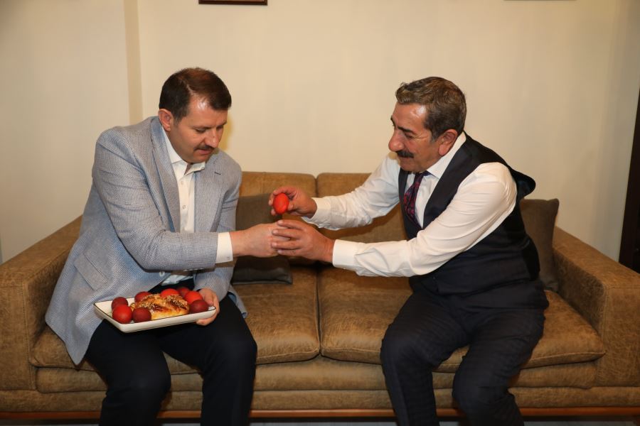 Vali Ayhan Paskalya Bayramında Hristiyan Ailenin Misafiri Oldu