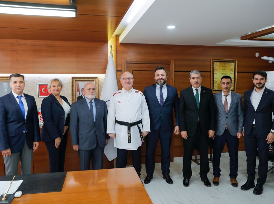 Vali ve Belediye Başkanı Karate Kıyafeti Giydi