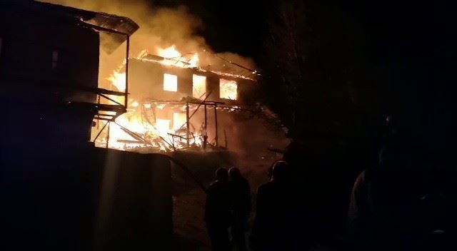  4 Ahşap Ev Yanarak Kül Oldu--Video