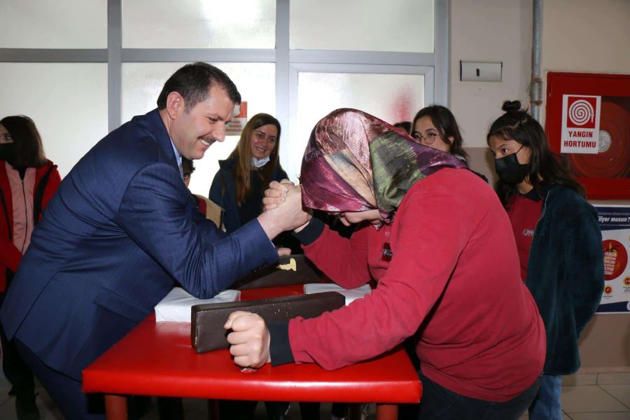 Öğrencilerle Güreş Tuttu