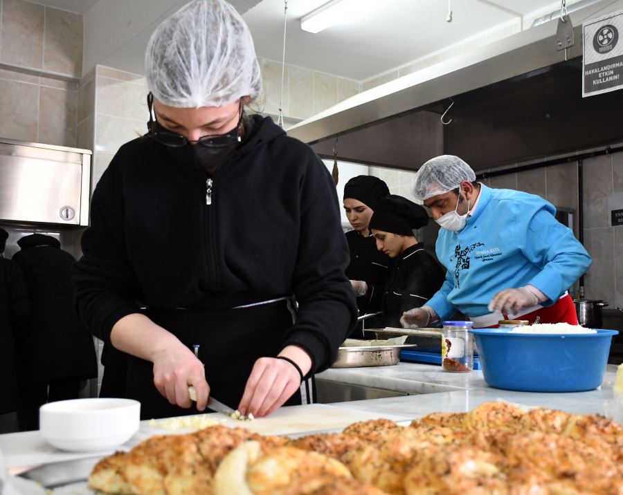 Hazırladıkları Yemeklerle İhtiyaç Sahiplerinin Gönlüne Dokunuyor