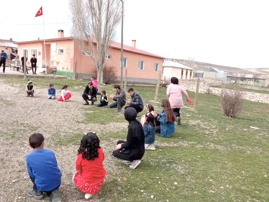 Ulaş'ta Liseliler Köy Okulu Öğrencileriyle Bir Araya Geldi