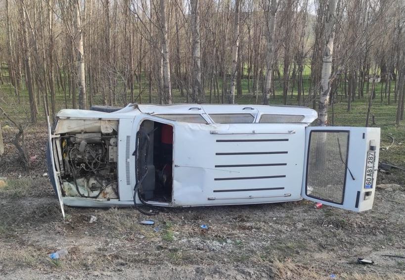 Devrilen Otomobildeki 9 Kişi Yaralandı