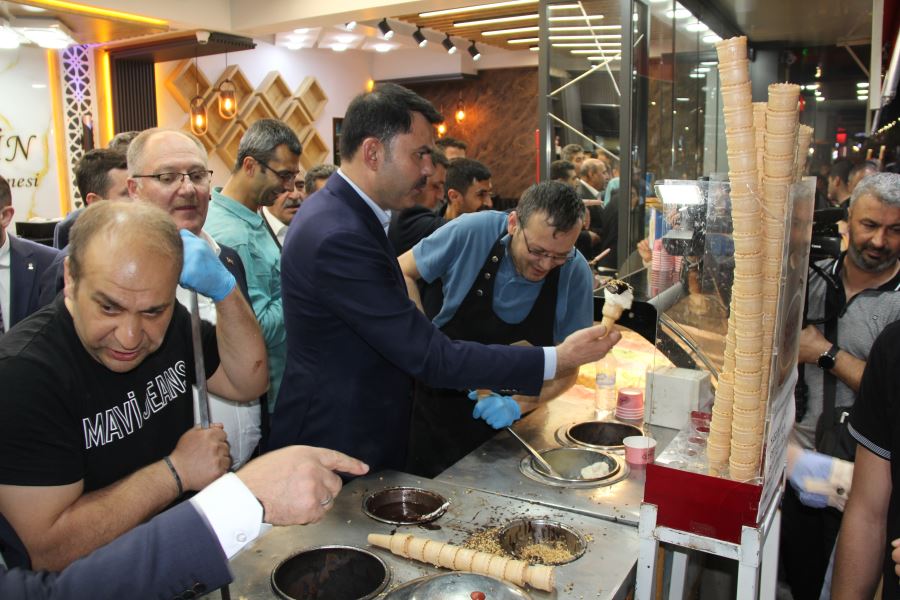 Bakan Kurum, MHP Standını Ziyaret Etti