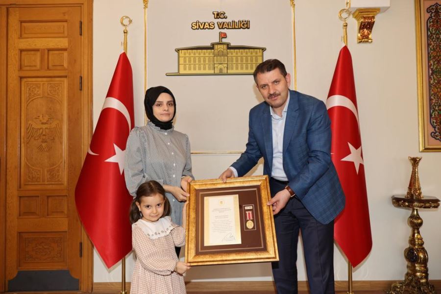 Sivas'ta Şehit Ailesine Devlet Övünç Madalyası Ve Beratı Verildi
