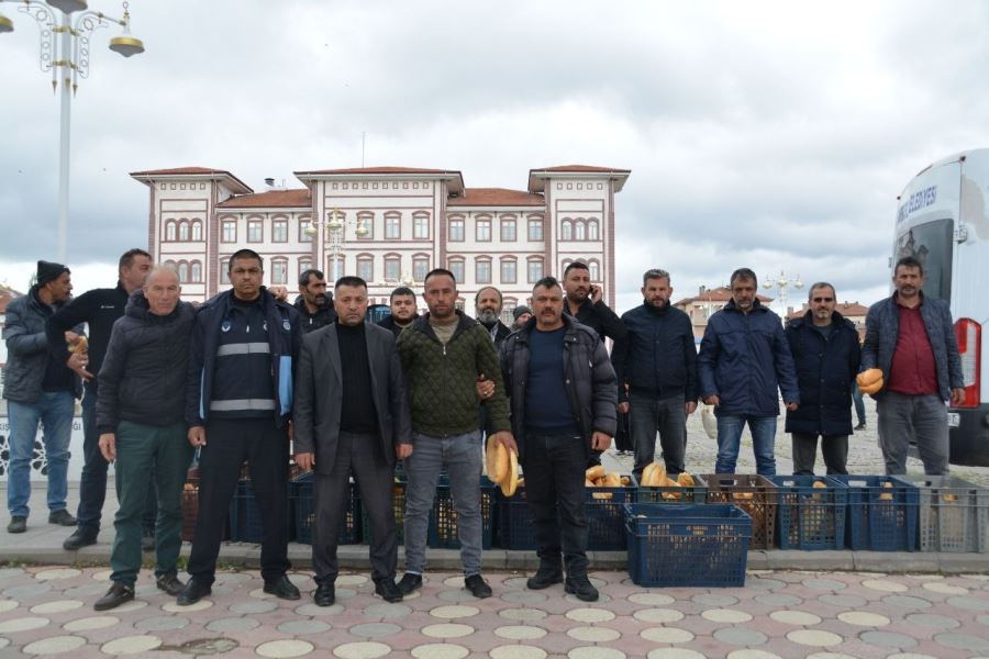     Fırınlara Tepki Olarak Ekmek Dağıttılar