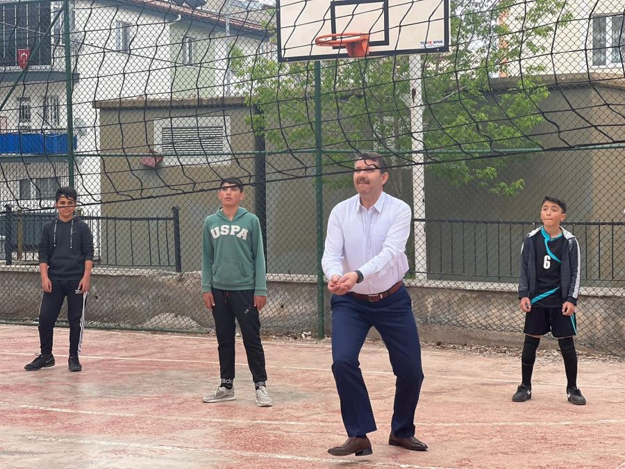 Ayhan Öğrencilerle Voleybol Oynadı