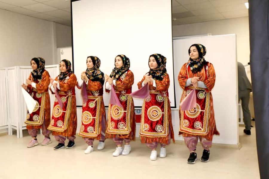 Halk Oyunları Gösterisi Sunuldu
