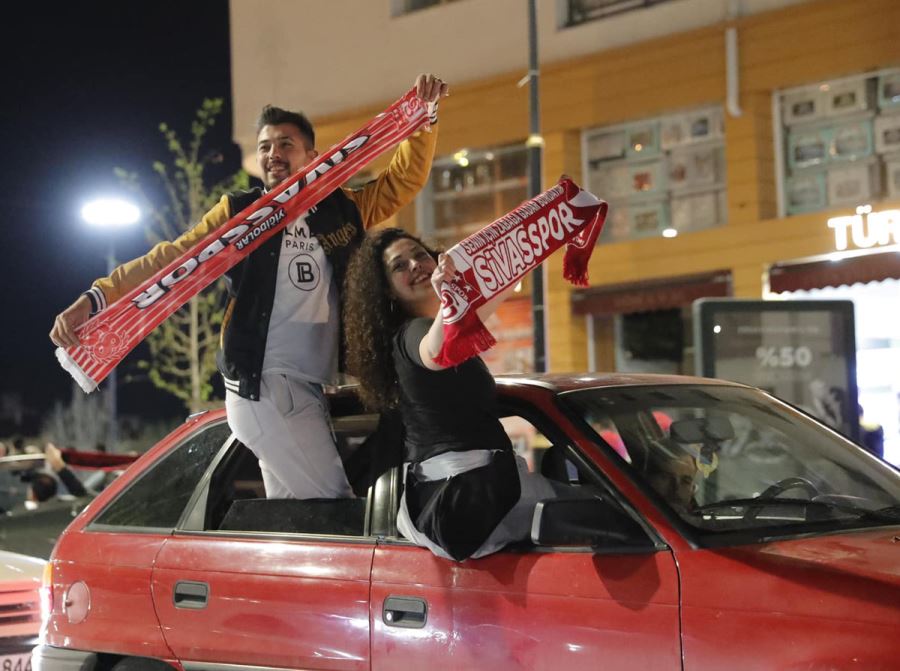 Final Sevincini Meydanda Kutladılar