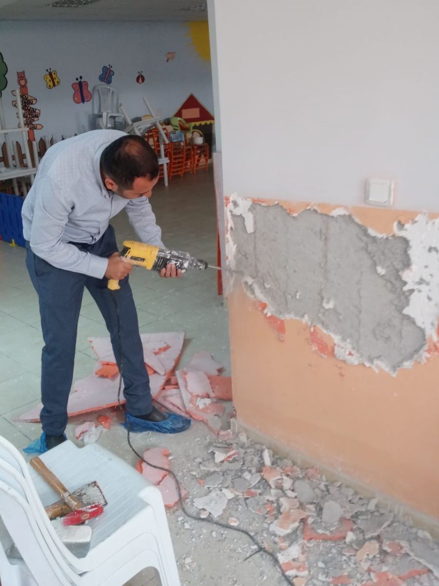 Görev Yaptığı Okulu Yeniledi