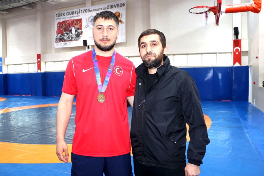 Sivaslı Genç Güreşçi Olimpiyat Şampiyonu Oldu