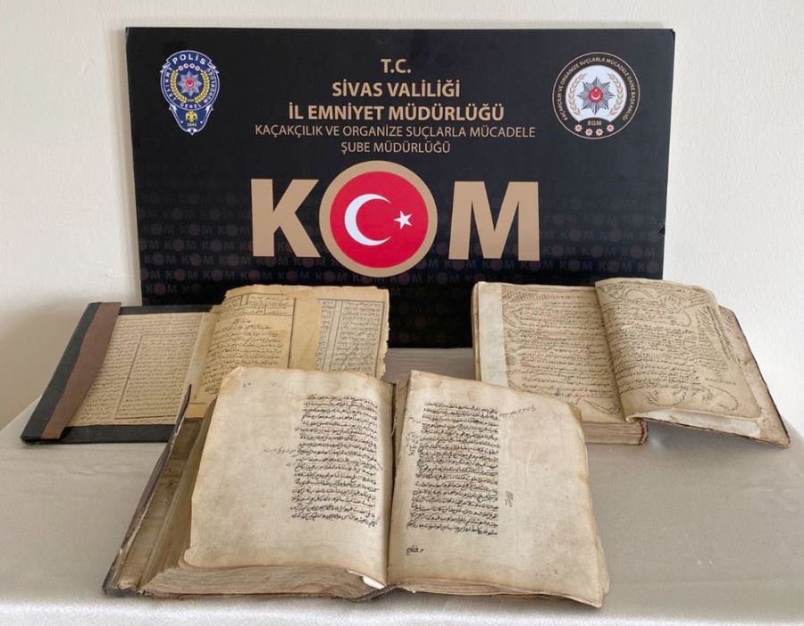 El Yazması Tarihi Eser Kitaplar Güvenlik Güçlerinin Gözünden Kaçmadı 