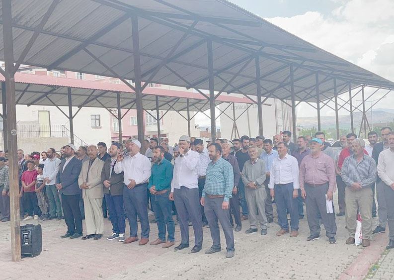 Yağmur Duası Sırasında Bastıran Yağmur Çiftçiyi Sevindirdi