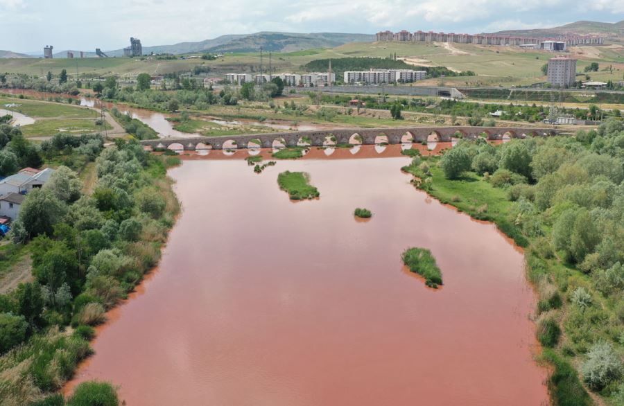 Türkiye'nin En Uzun Nehri Kızılırmak Kızıla Büründü -- Video