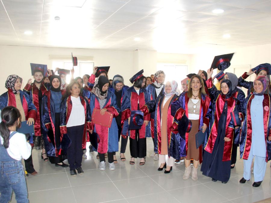 Ev Hanımları Mezuniyetlerini Kep Atarak Kutladı