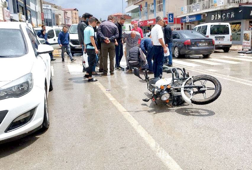Islak Zeminde Kayan Motosiklet Yayaya Çarptı