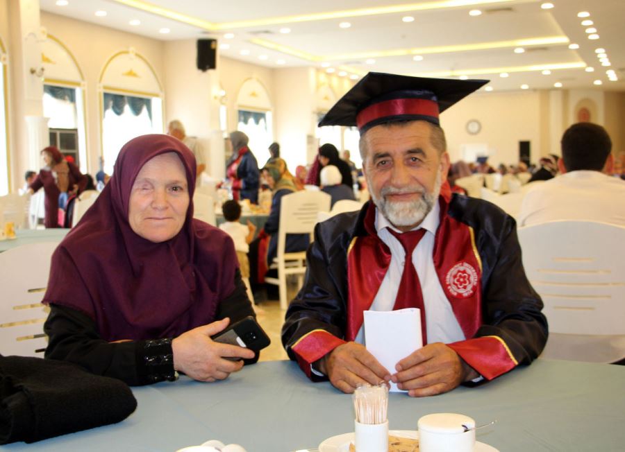 İçindeki Öğrencilik Aşkı Bitmedi 62 Yaşında Mezun Oldu 