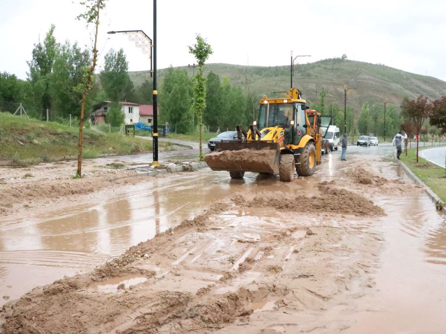 Sivas'ta Sağanak, Yolda Heyelana Neden Oldu -- Video