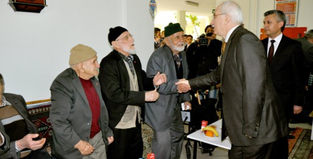 Yaşlılarımıza Saygı Şart