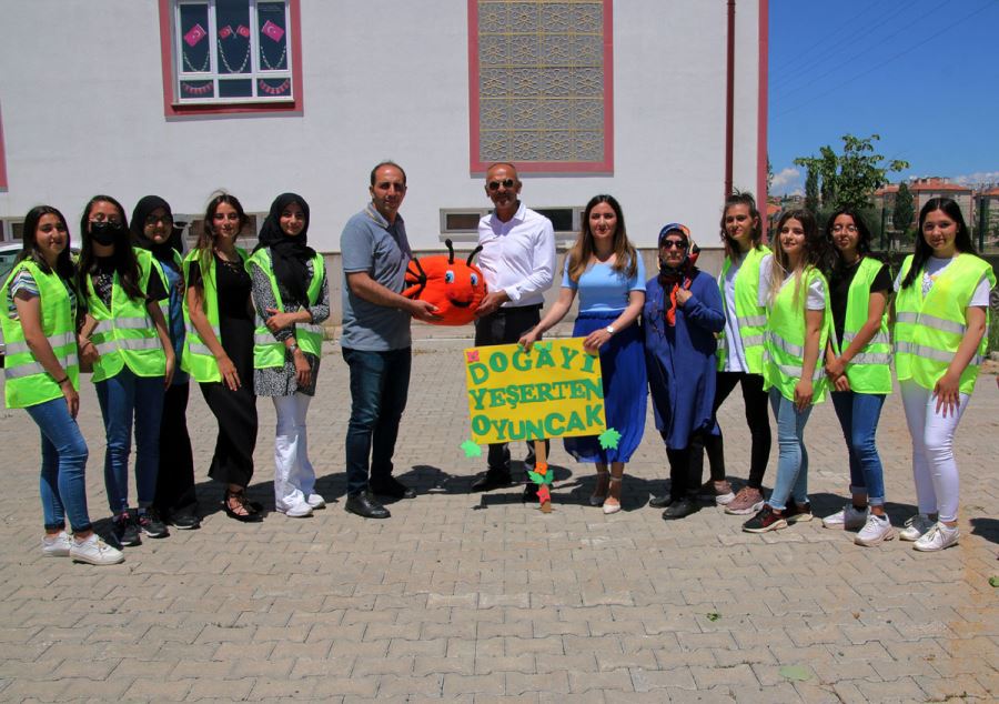 Sivas'ta Lise Öğrencileri Yaptıkları Oyuncakların Geliriyle Meyve Fidanı Dikti -- Video