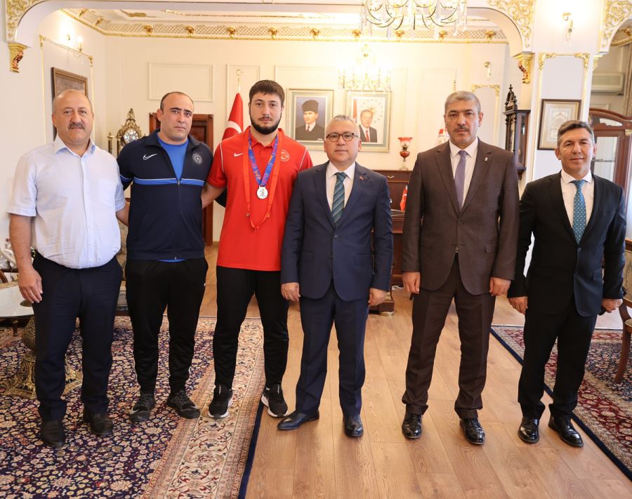 Şampiyon Valinin Makamında!