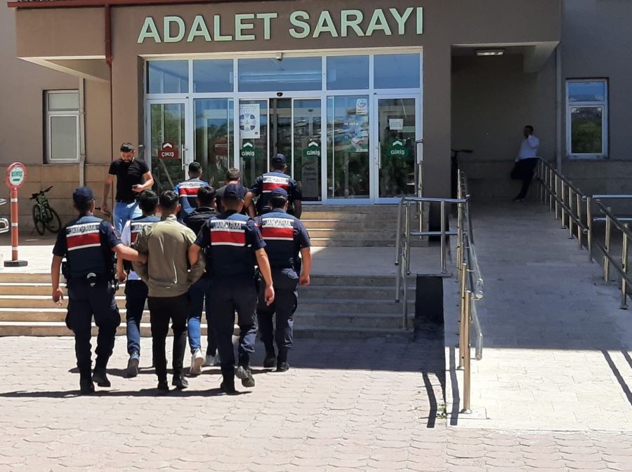 Hırsızlık Zanlıları Jandarmadan Kaçamadı
