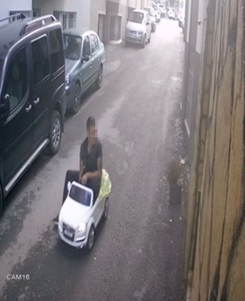 Çaldığı Akülü Aracı Taşıyamayınca Sürüp Uzaklaştı--Video