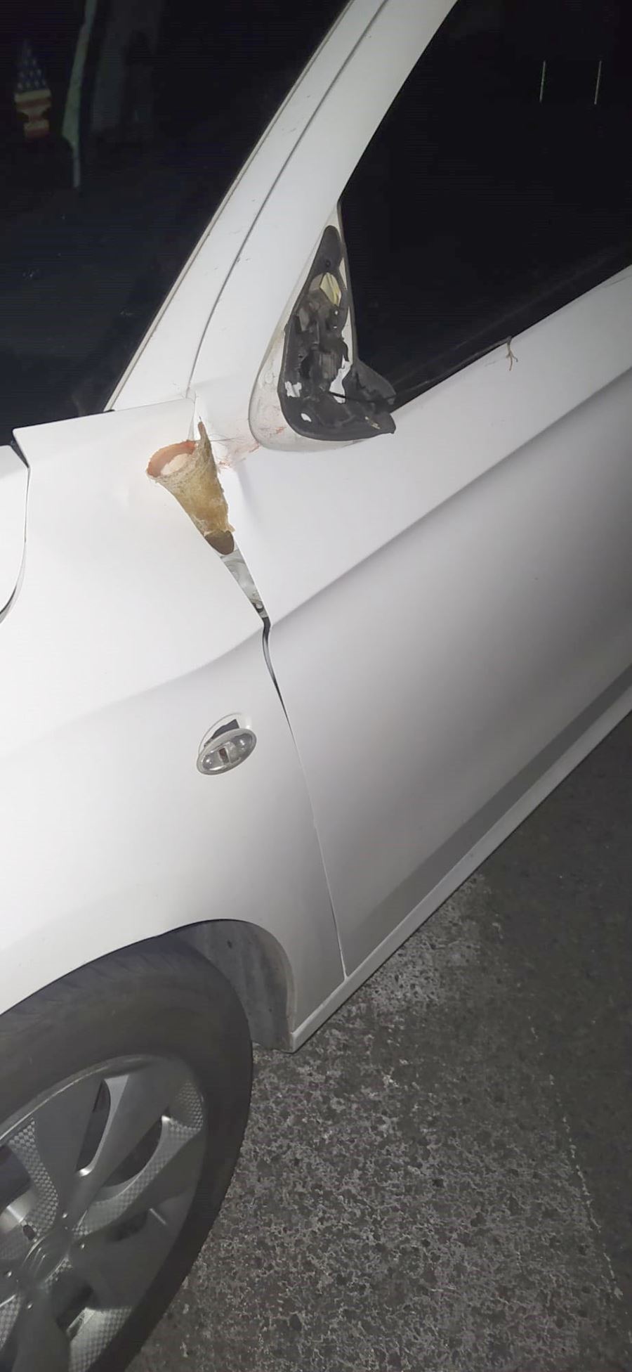 Boynuzu Aracın Kaportasında Kaldı