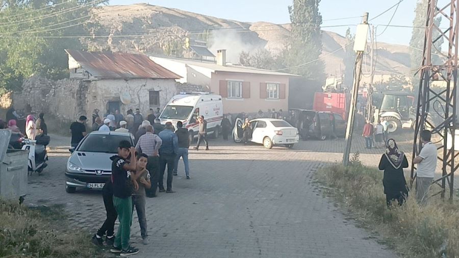 Evde Çıkan Yangın Başka Bir Ev Ve İki Ahıra Sıçradı--Video