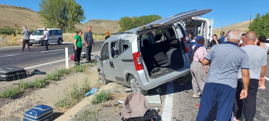 Yoldan Çıkan Araç Su Kanalına Girdi: 3 Yaralı