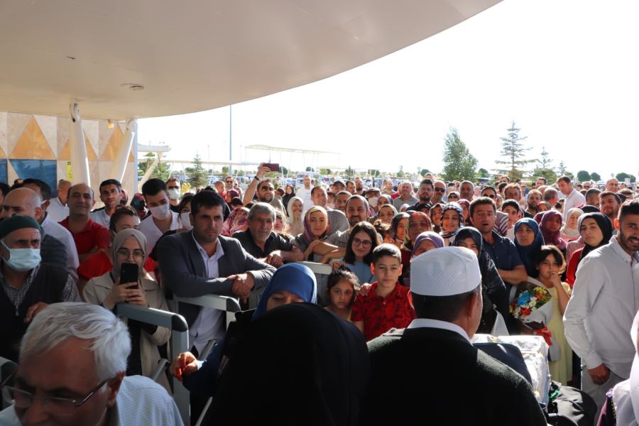 Hacılar Çiçeklerle Karşılandı