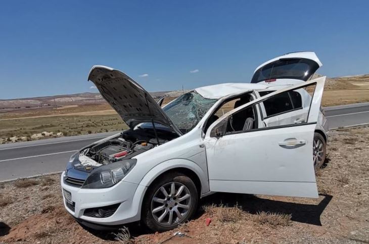 Sivas'ta Devrilen Otomobildeki 4 Kişi Yaralandı