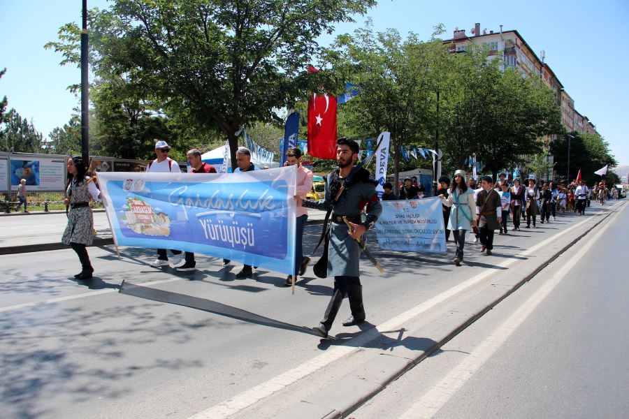 Gardaşlık Yürüyüşü Renkli Görüntülere Sahne Oldu