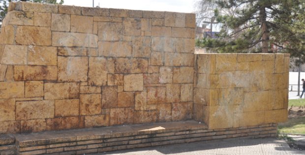 Yazı Gitti İzi Kaldı