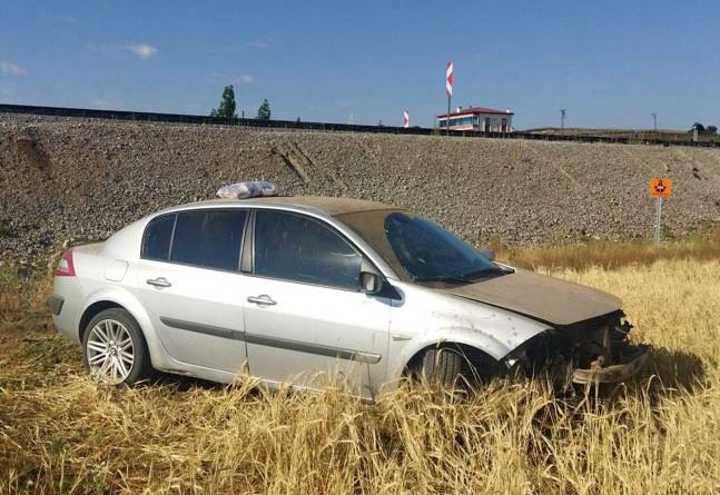 Sivas'ta Devrilen Otomobildeki 5 Kişi Yaralandı