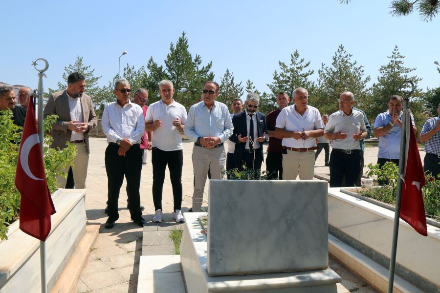 Bedirhan Bebek Ve Annesinin Mezarını Ziyaret Ettiler--Video