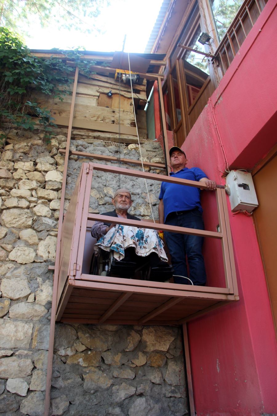 Yatalak Babası İçin Köy Evine Asansör Kurdu