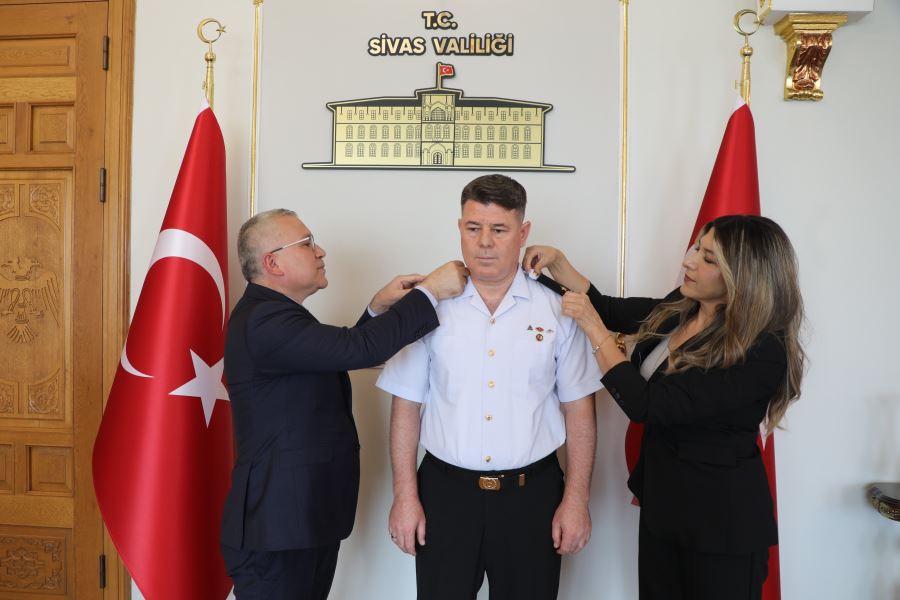  Apoletlerini Eşi İle Vali Taktı