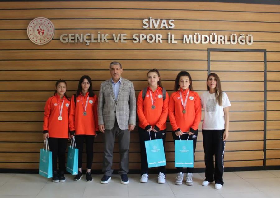 Hentbol Takımı Müdürün Makamında