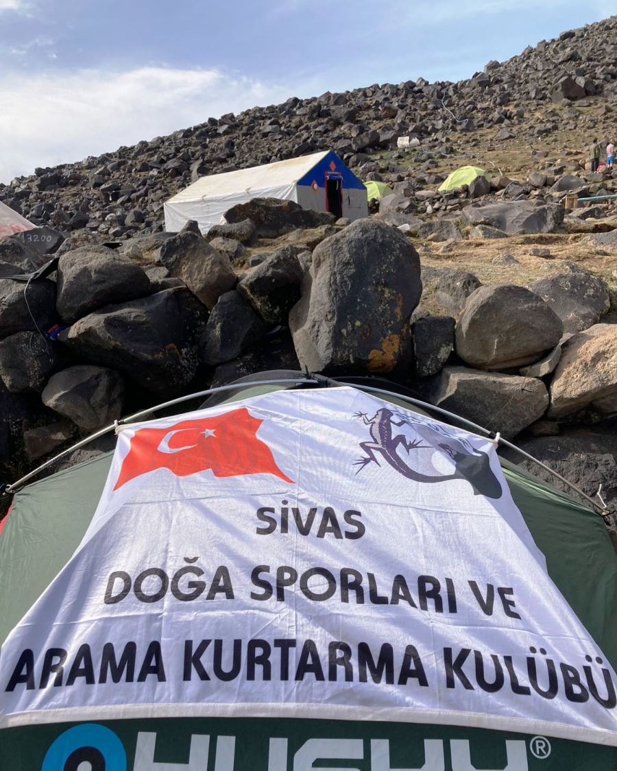 Sivas'tan 2 Dağcı Ağrı Dağı Zirve Tırmanışına Katıldı