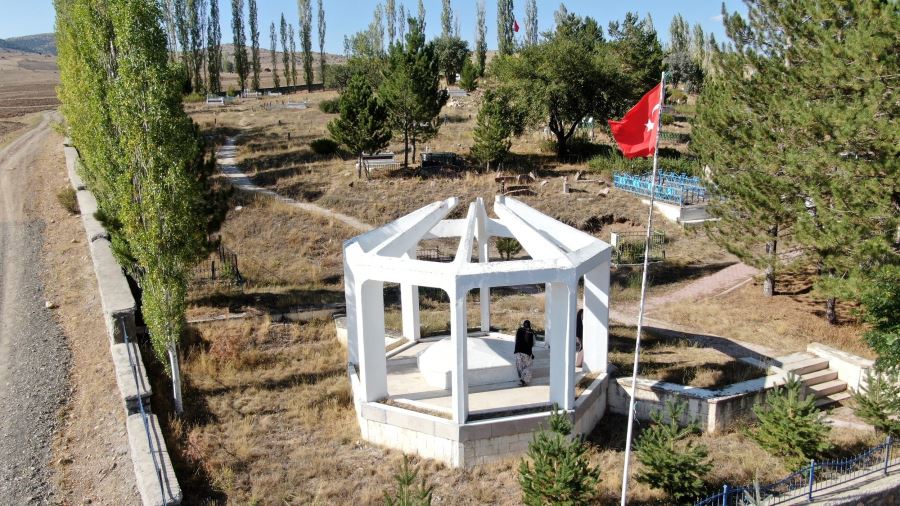 Kıbrıs Barış Harekatı'nın Tek Gazeteci Şehidi, Mezarı Başında Anıldı