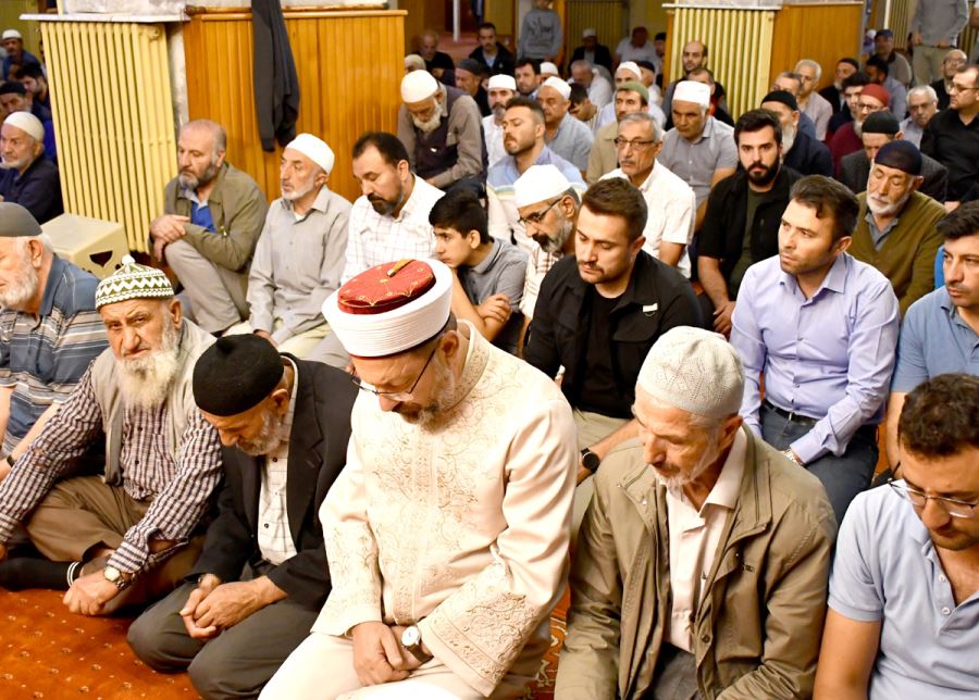 Diyanet İşleri Başkanı Erbaş, Sivas'ta Tarihi Ulu Cami'de Sabah Namazını Kıldı -- Video
