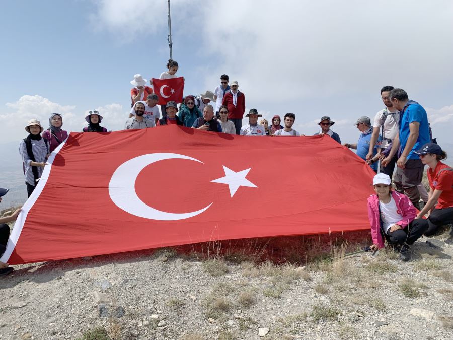 Dağcılardan 4 Eylül Zirvesi 