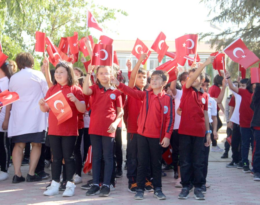 Öğretmen ve Öğrencilerden İlk Gün Resitali 
