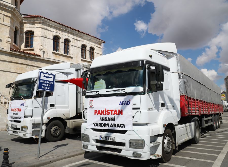 Sivas'tan Pakistan'daki Selzedeler İçin 2 Yardım Tırı Gönderildi 
