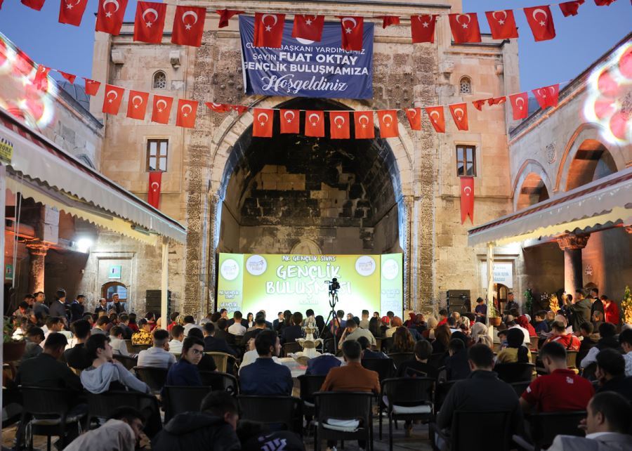 Oktay, Sivas'ta Gençlerle Buluştu