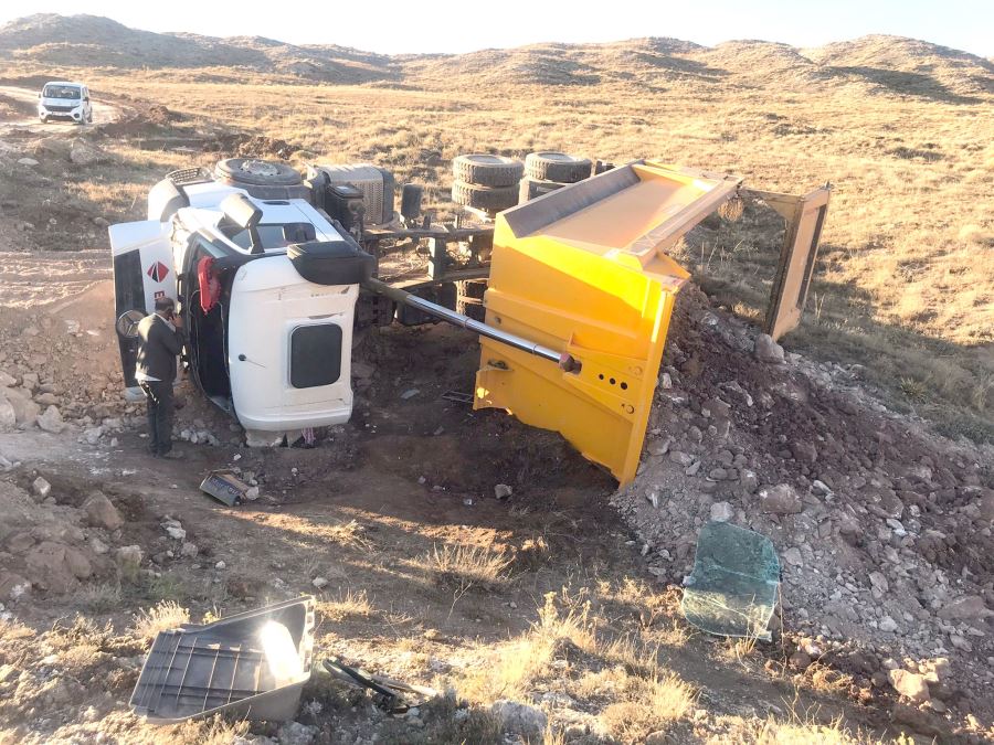 Toprak Yüklü Kamyon Devrildi, 1 Kişi Yaralandı